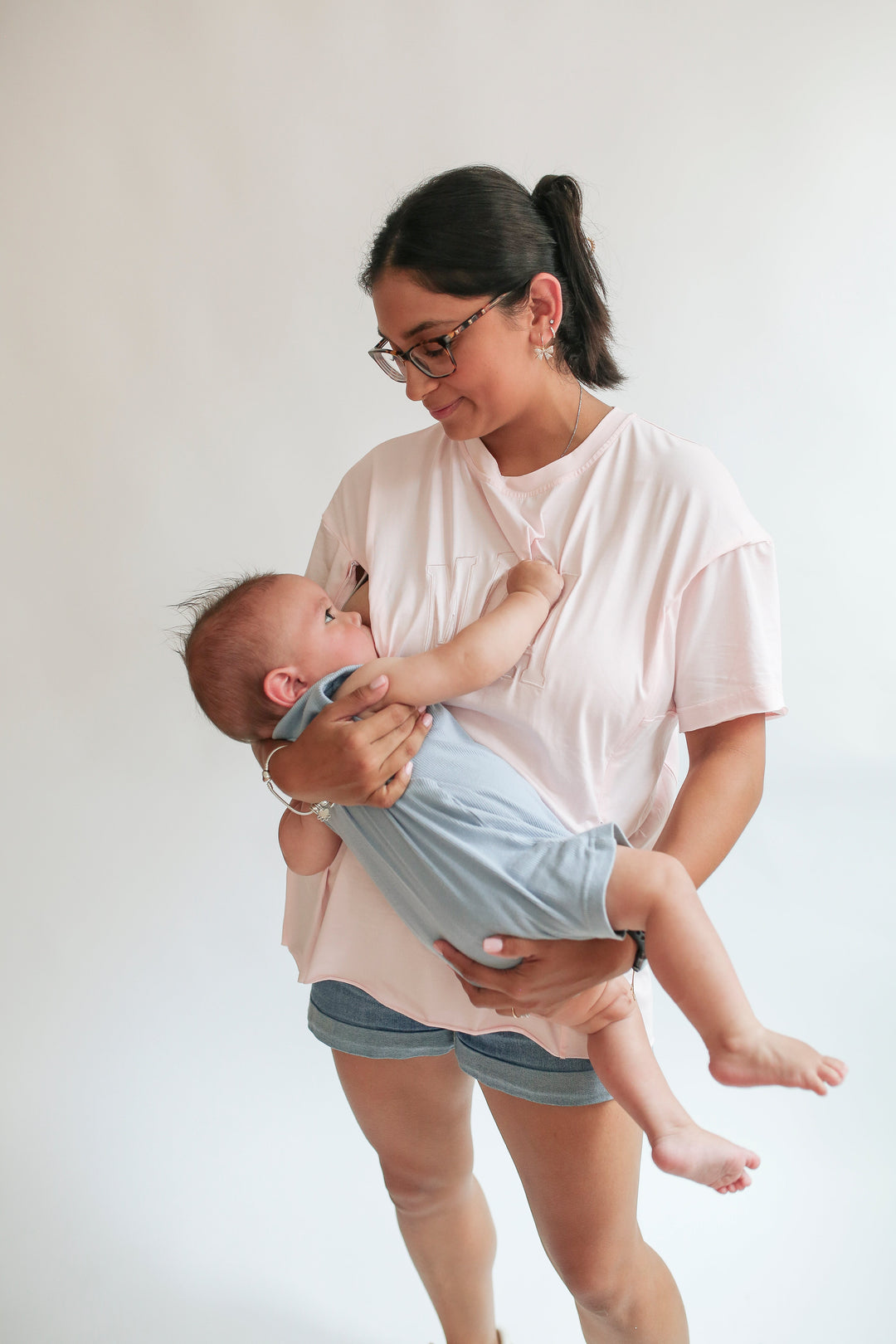 The Mom’s Guide to Fall Capsule Wardrobes (That Actually Work for Nursing & Pumping)