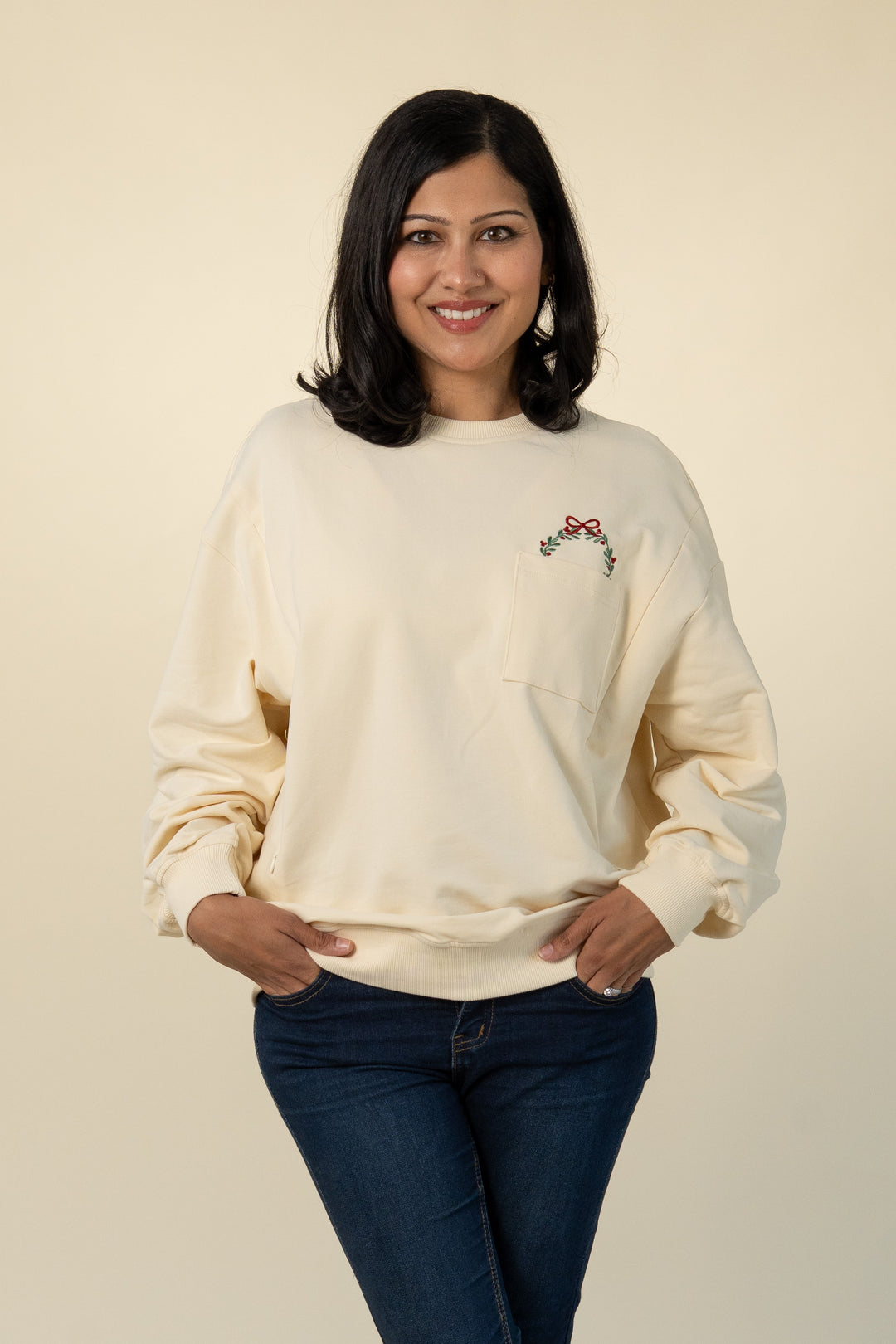 Holiday relaxed-fit breastfeeding sweatshirt in Cream – Movemama