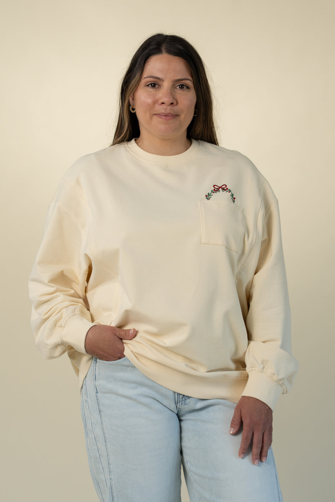 Holiday relaxed-fit breastfeeding sweatshirt in Cream – Movemama
