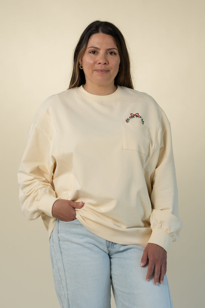 Holiday relaxed-fit breastfeeding sweatshirt in Cream – Movemama