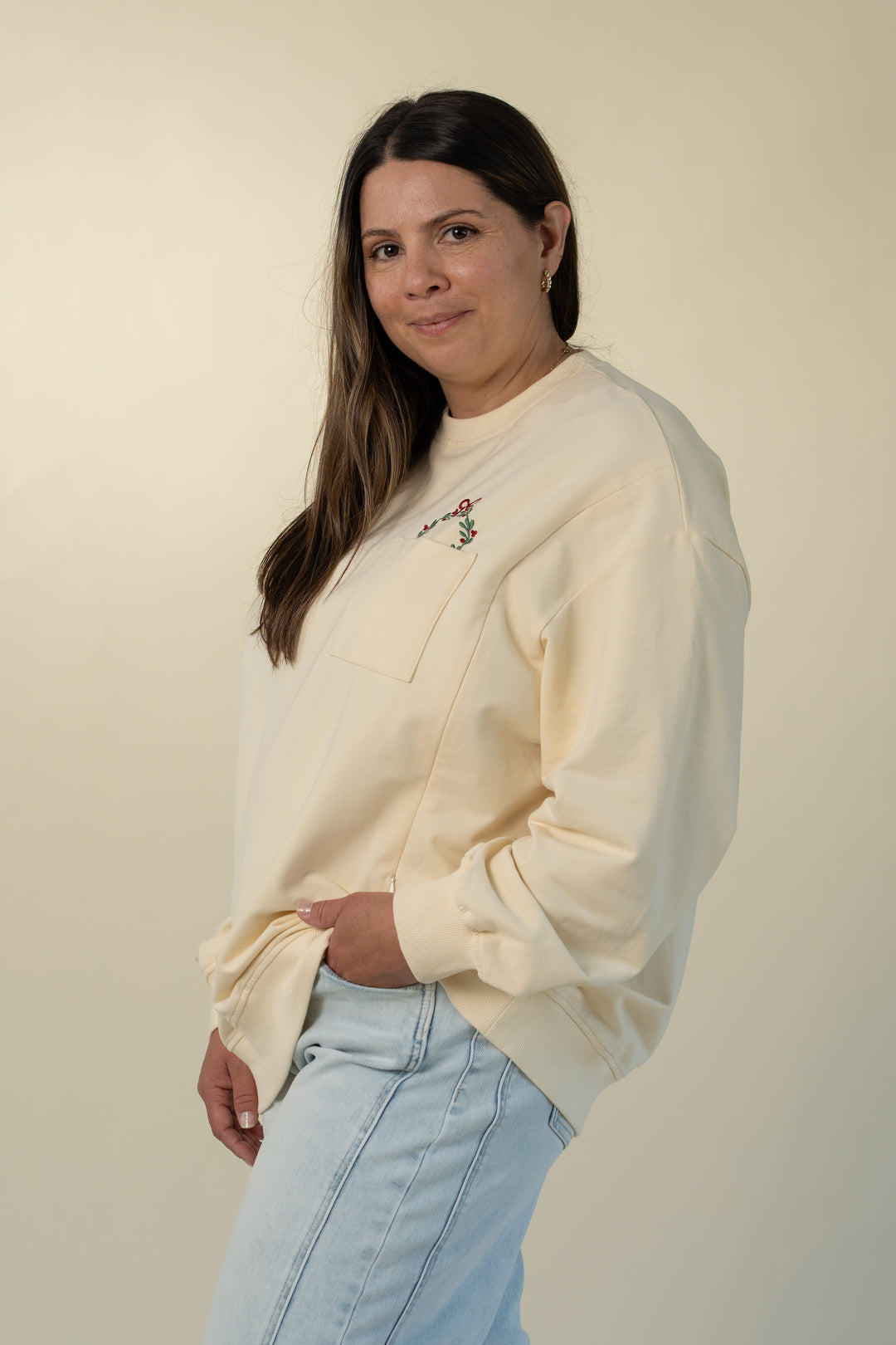 Holiday relaxed-fit breastfeeding sweatshirt in Cream – Movemama