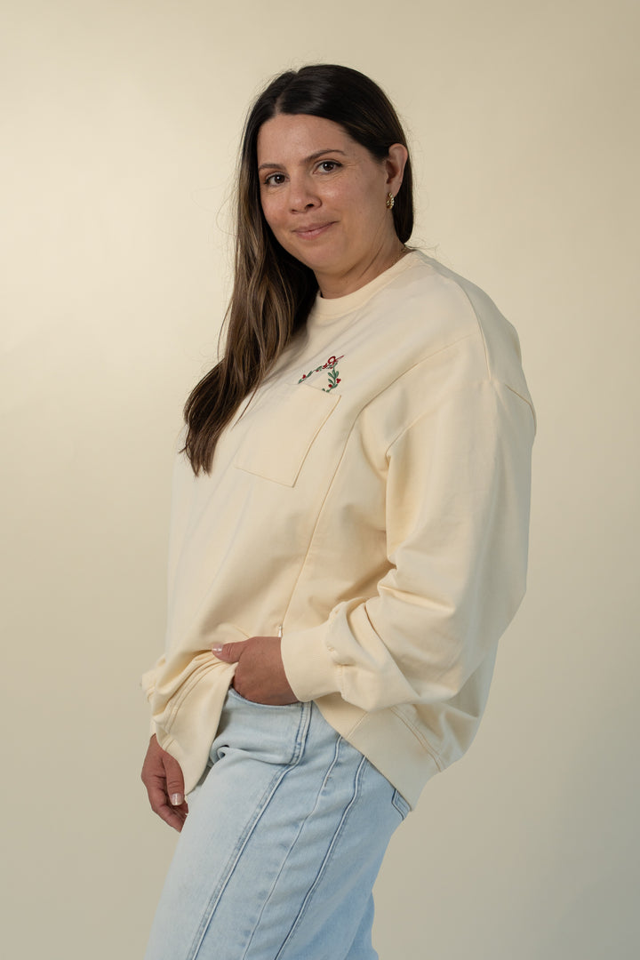 Holiday relaxed-fit breastfeeding sweatshirt in Cream – Movemama