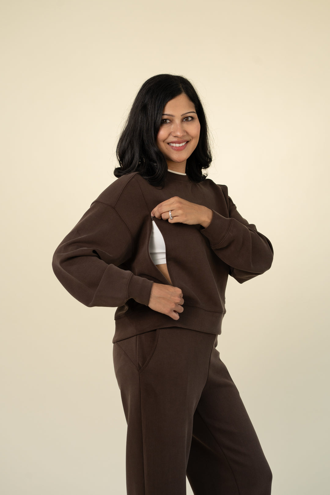 Luxe breastfeeding lounge crewneck in Chocolate – Movemama