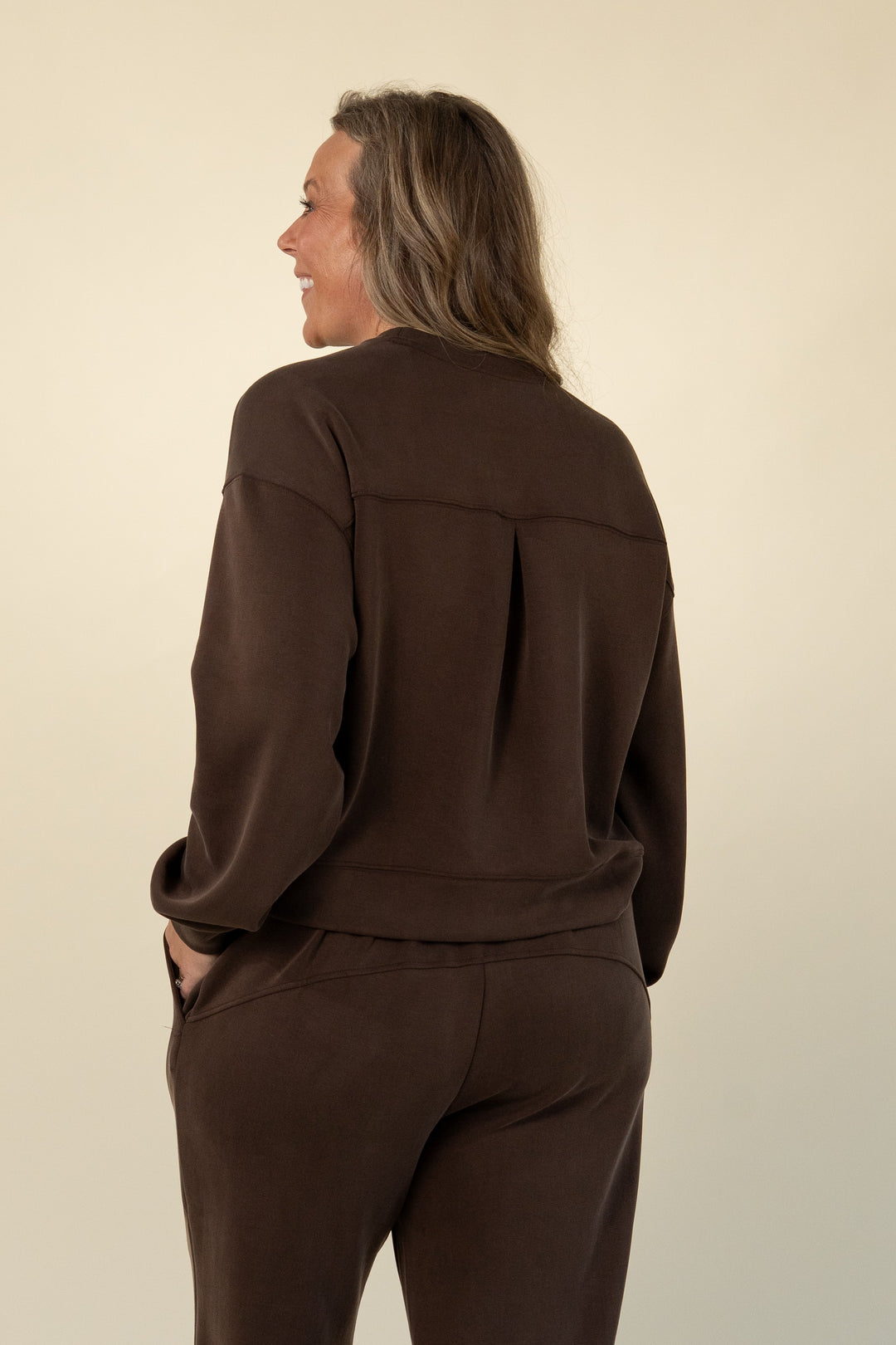 Luxe breastfeeding lounge crewneck in Chocolate – Movemama