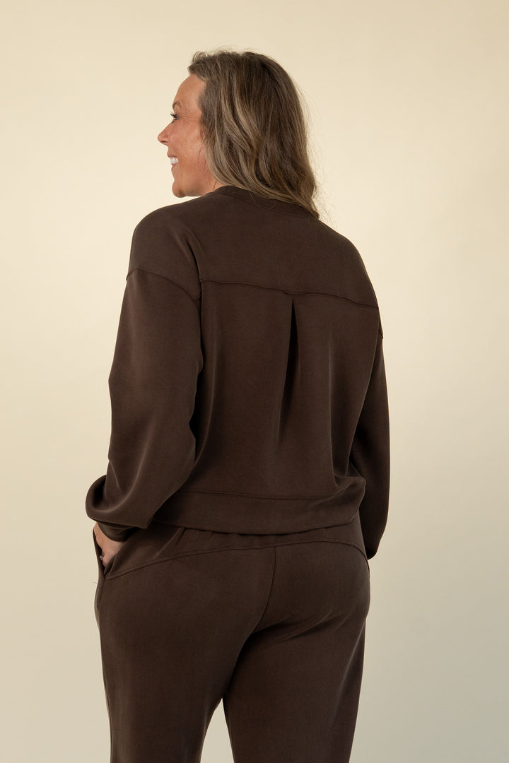Luxe breastfeeding lounge crewneck in Chocolate – Movemama