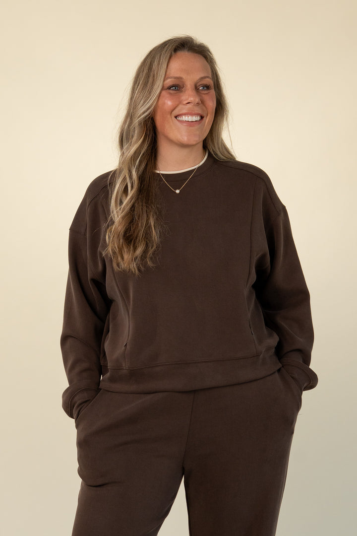 Luxe breastfeeding lounge crewneck in Chocolate – Movemama