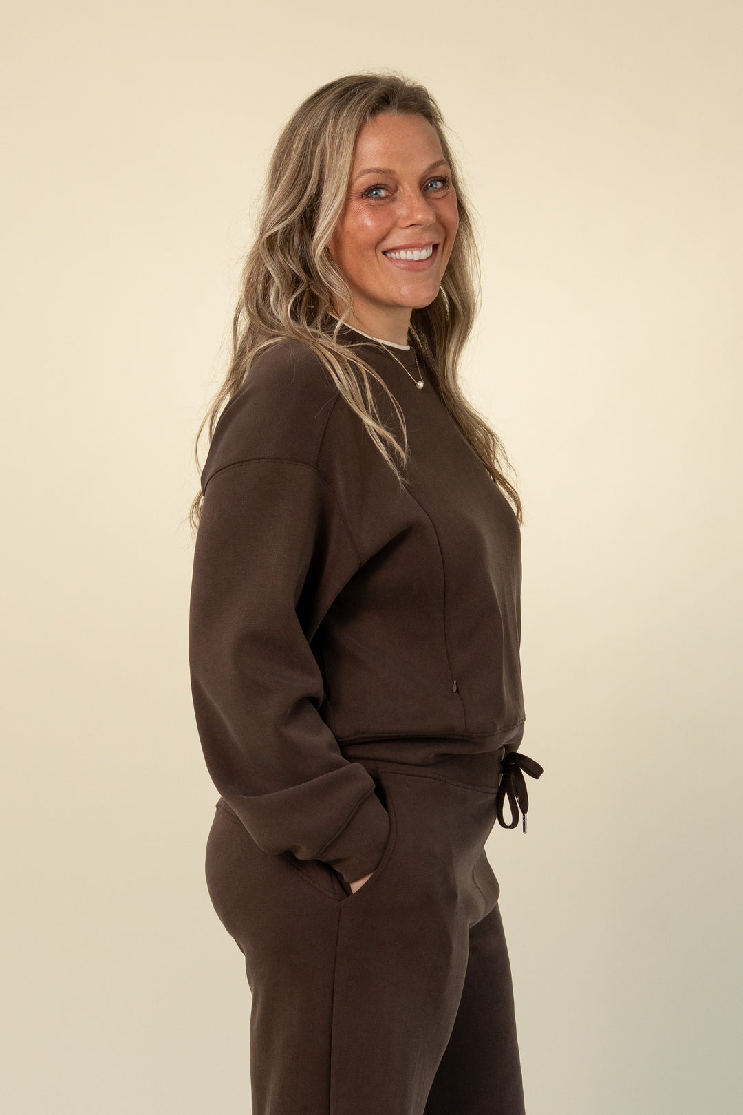 Luxe breastfeeding lounge crewneck in Chocolate – Movemama
