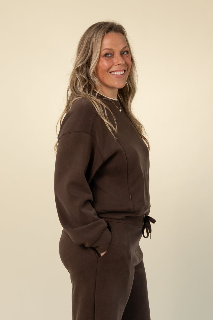 Luxe breastfeeding lounge crewneck in Chocolate – Movemama