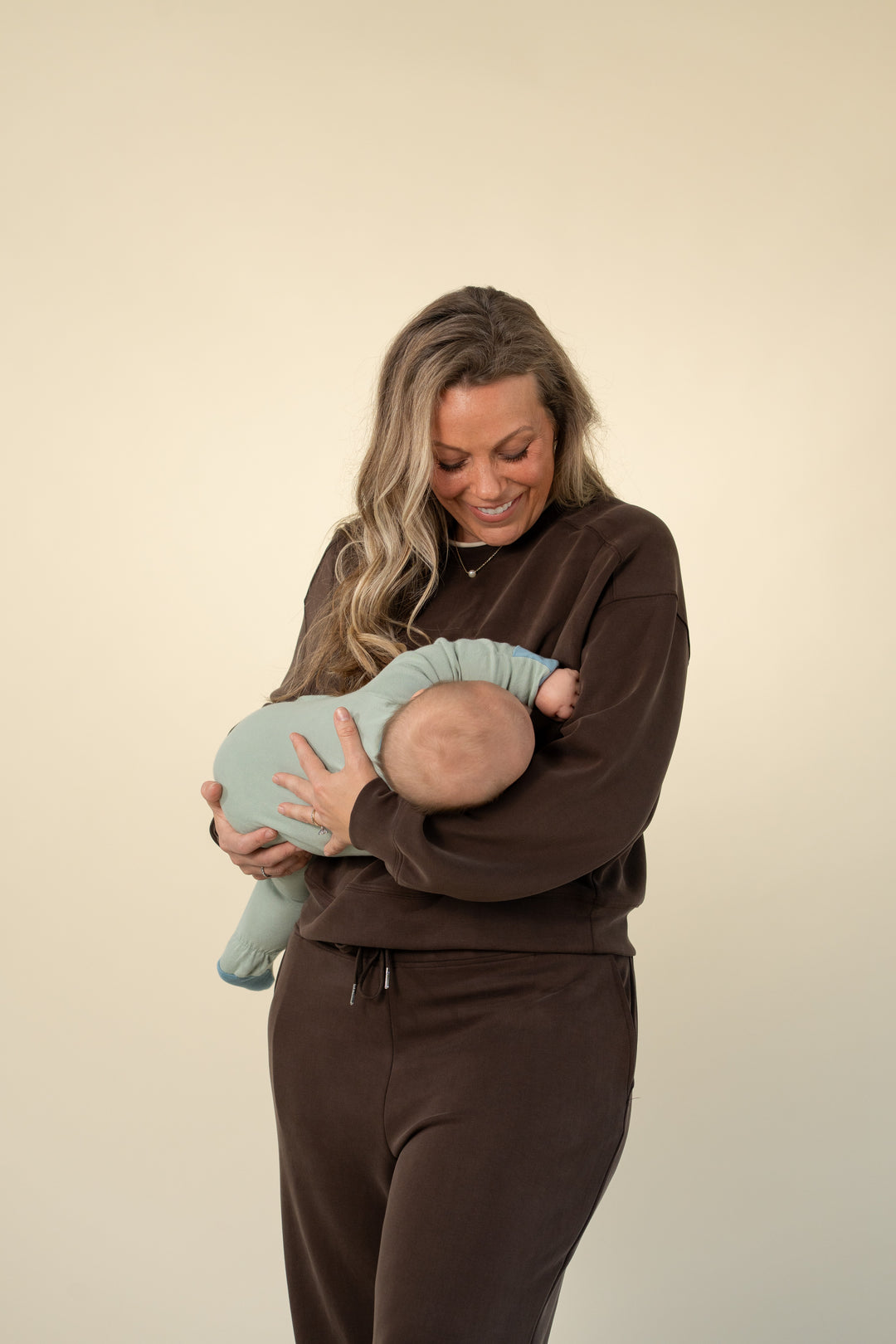 Luxe breastfeeding lounge crewneck in Chocolate – Movemama