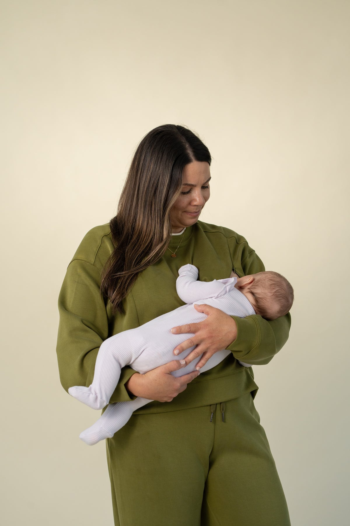 Luxe breastfeeding lounge crewneck in Olive – Movemama