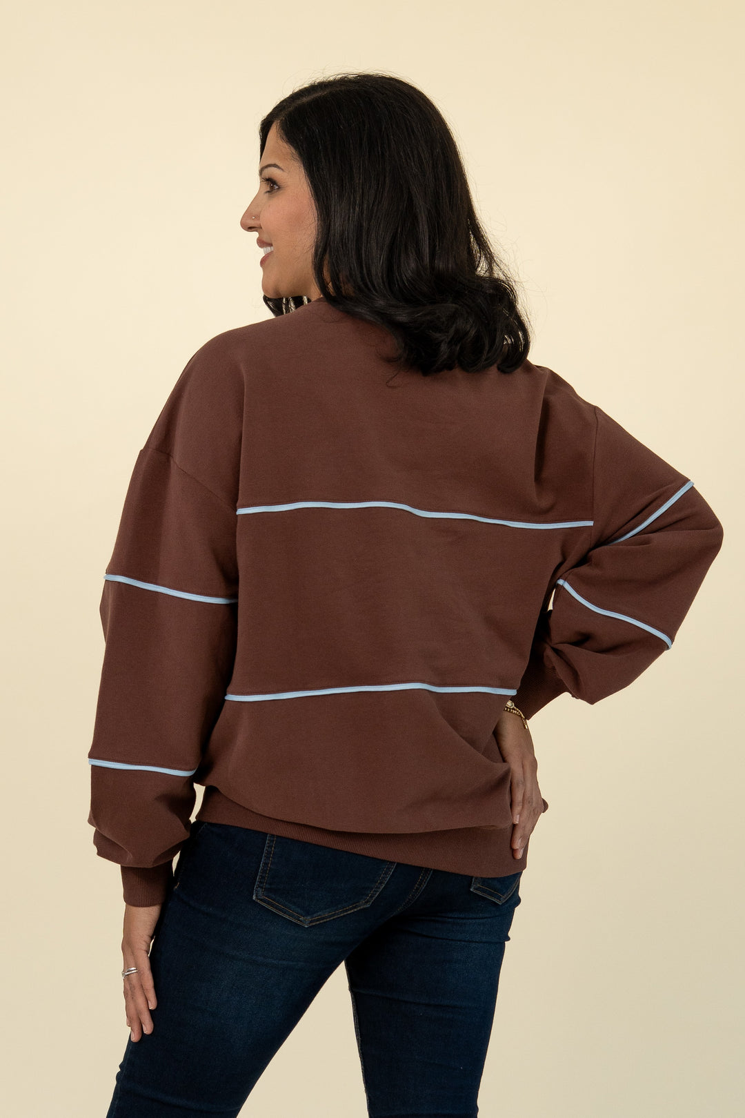 Relaxed-fit invisible-zip breastfeeding sweatshirt with piping in Chocolate and Powder Blue – Movemama