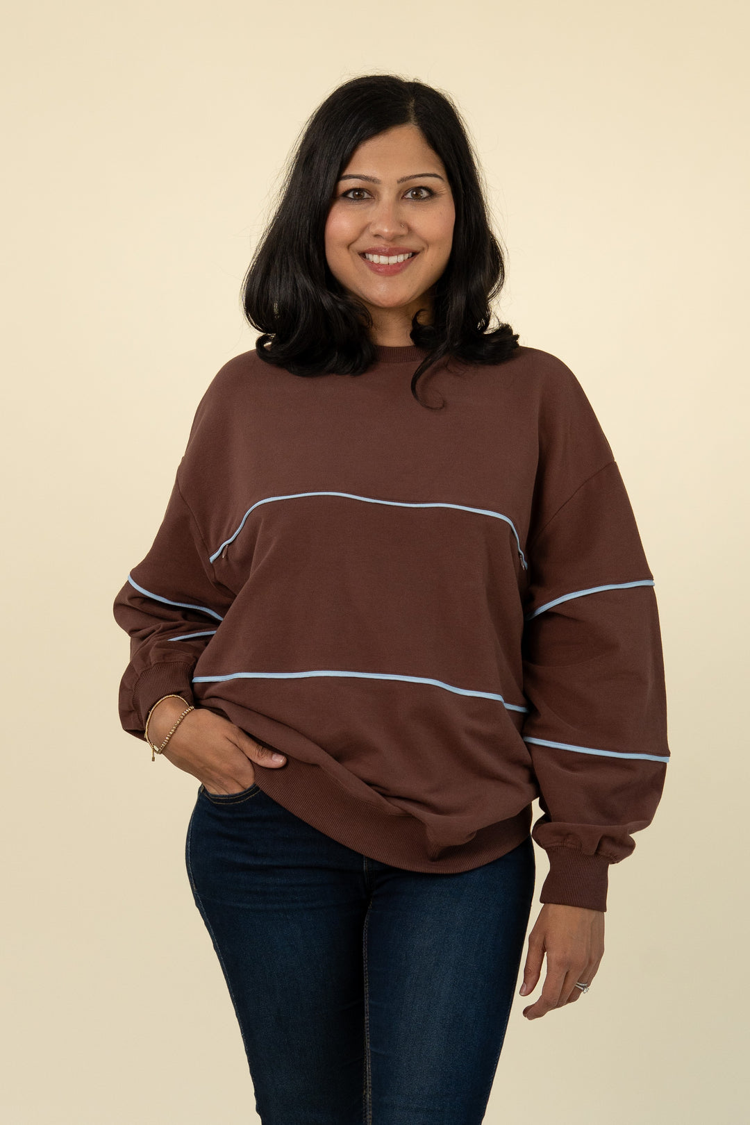 Relaxed-fit invisible-zip breastfeeding sweatshirt with piping in Chocolate and Powder Blue – Movemama