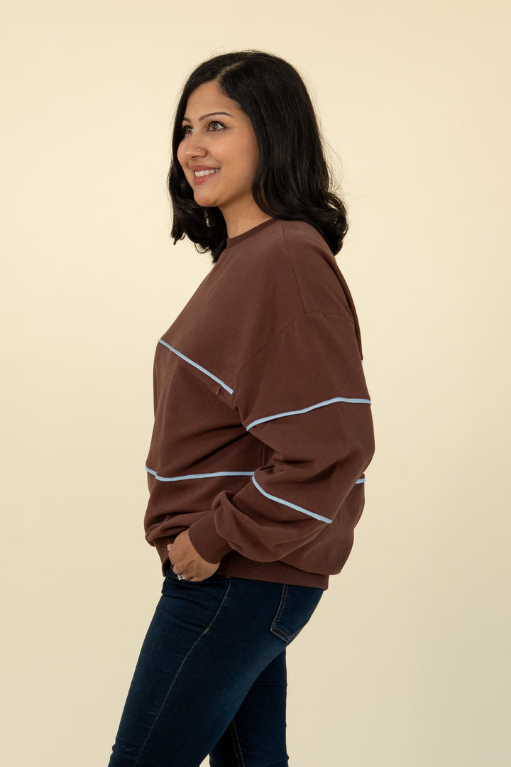 Relaxed-fit invisible-zip breastfeeding sweatshirt with piping in Chocolate and Powder Blue – Movemama