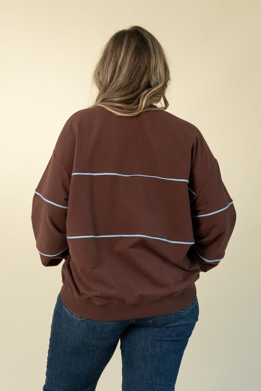 Relaxed-fit invisible-zip breastfeeding sweatshirt with piping in Chocolate and Powder Blue – Movemama