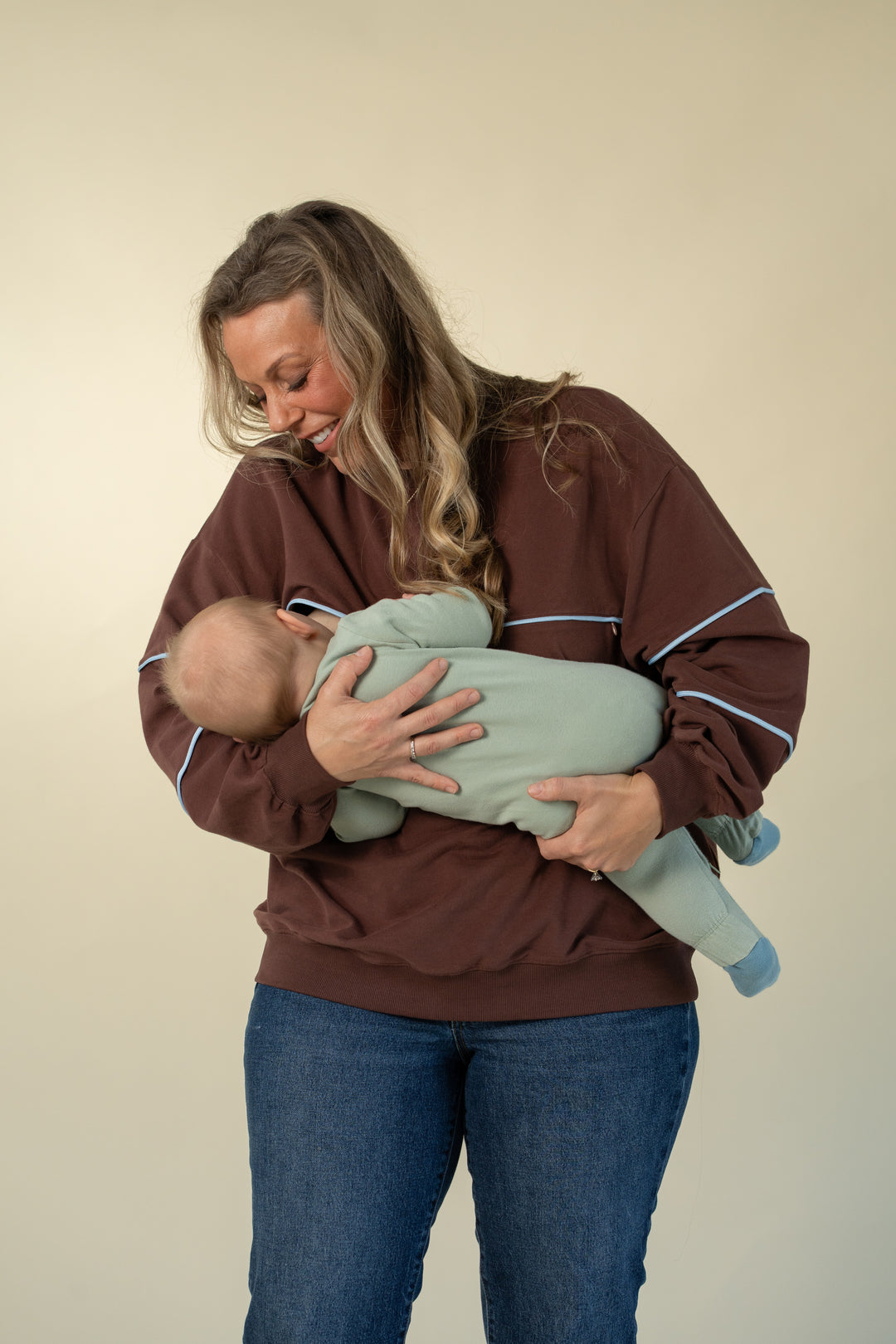 Relaxed-fit invisible-zip breastfeeding sweatshirt with piping in Chocolate and Powder Blue – Movemama