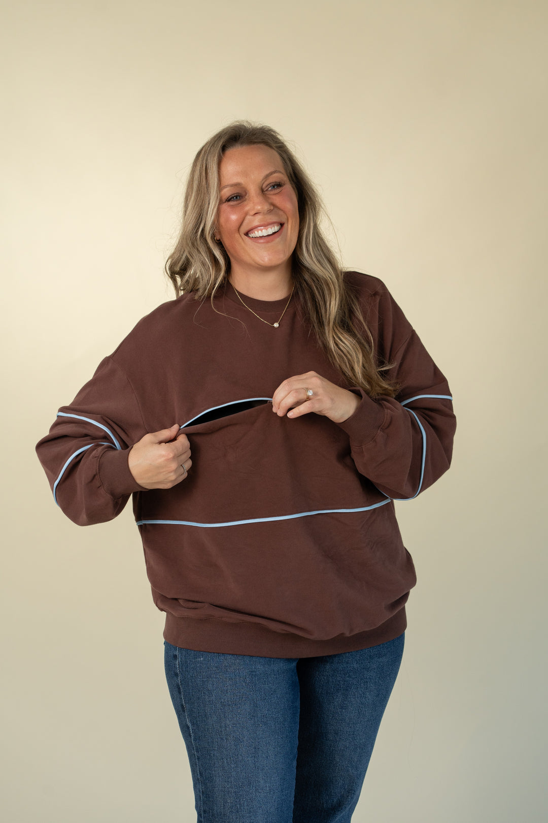 Relaxed-fit invisible-zip breastfeeding sweatshirt with piping in Chocolate and Powder Blue – Movemama