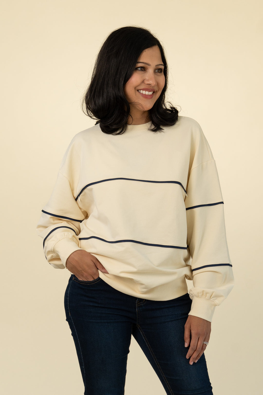 Relaxed-fit invisible-zip breastfeeding sweatshirt with piping in Cream and Navy – Movemama