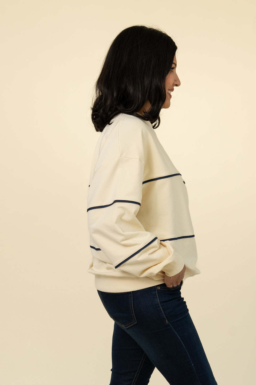 Relaxed-fit invisible-zip breastfeeding sweatshirt with piping in Cream and Navy – Movemama