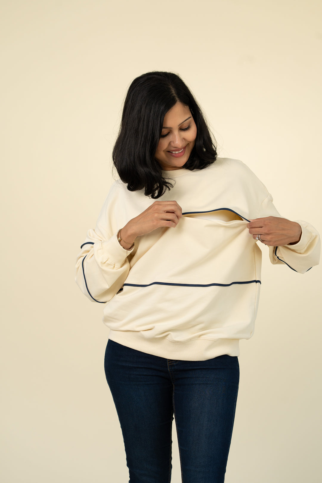 Relaxed-fit invisible-zip breastfeeding sweatshirt with piping in Cream and Navy – Movemama