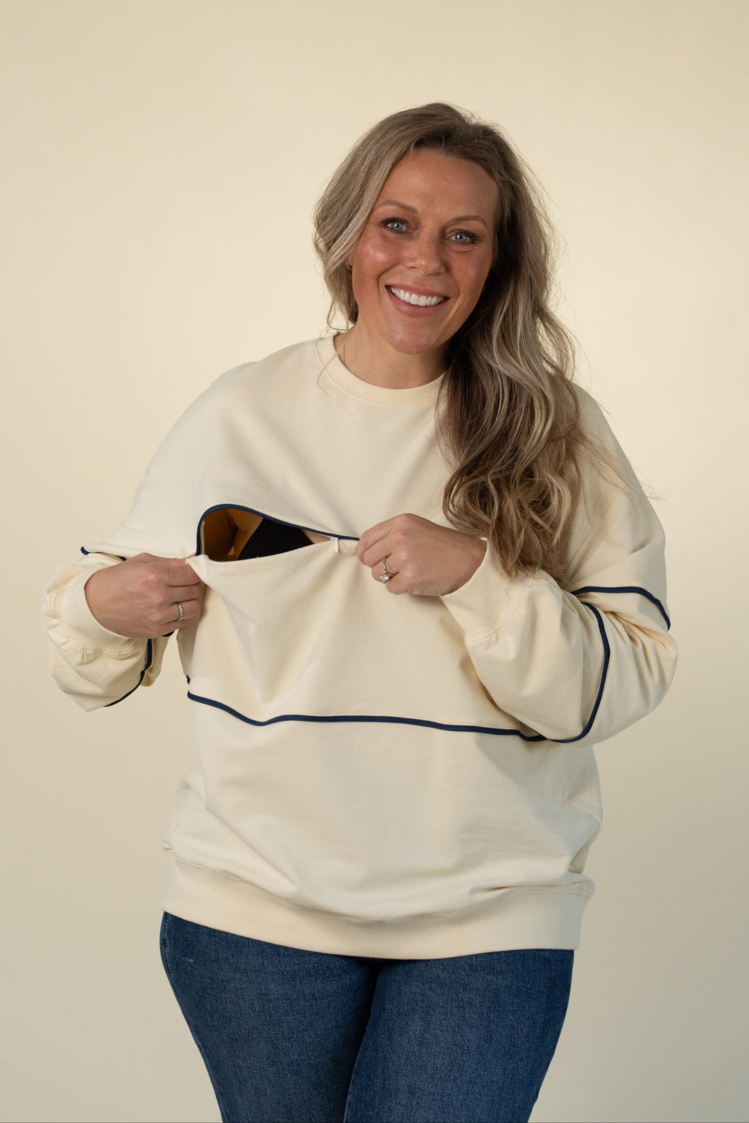 Relaxed-fit invisible-zip breastfeeding sweatshirt with piping in Cream and Navy – Movemama
