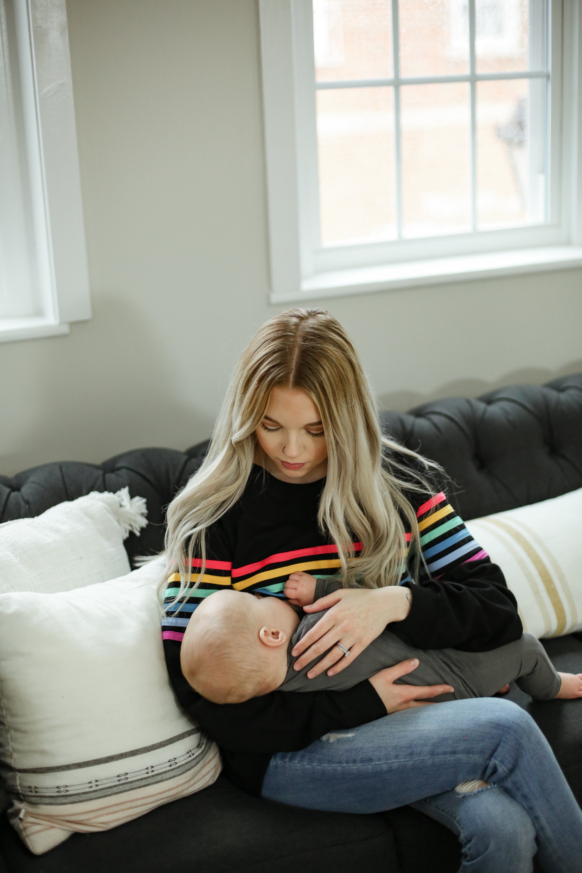 Six-Stripe Invisible Zip Breastfeeding Sweatshirt | Movemama Apparel